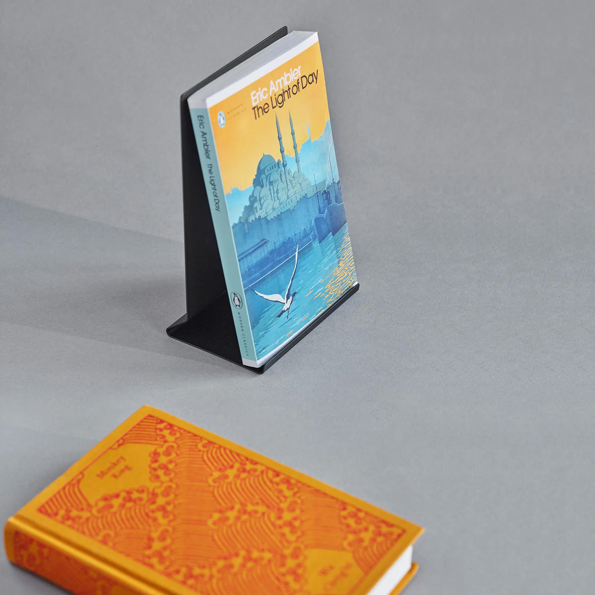 MOEBE Book Stand Moebe x Penguin Black