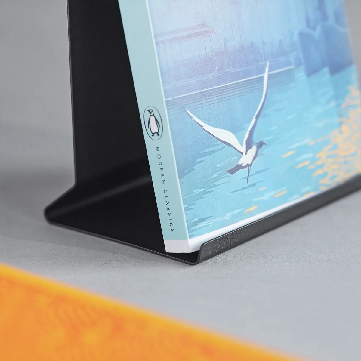 MOEBE Book Stand Moebe x Penguin Black