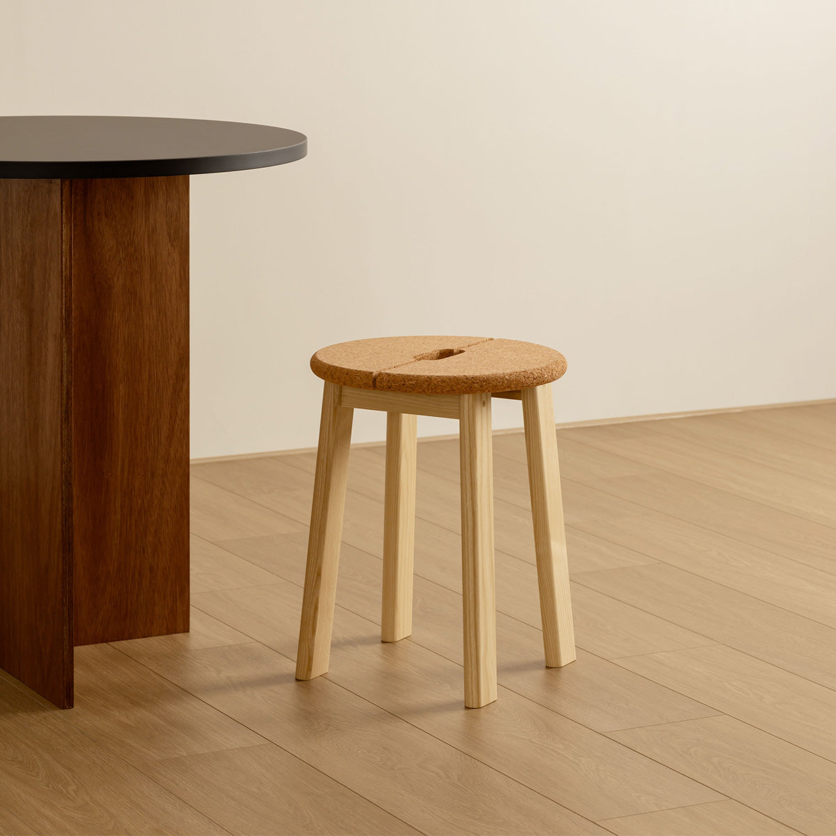 esaila Bravo Stool Natural Ash Cork