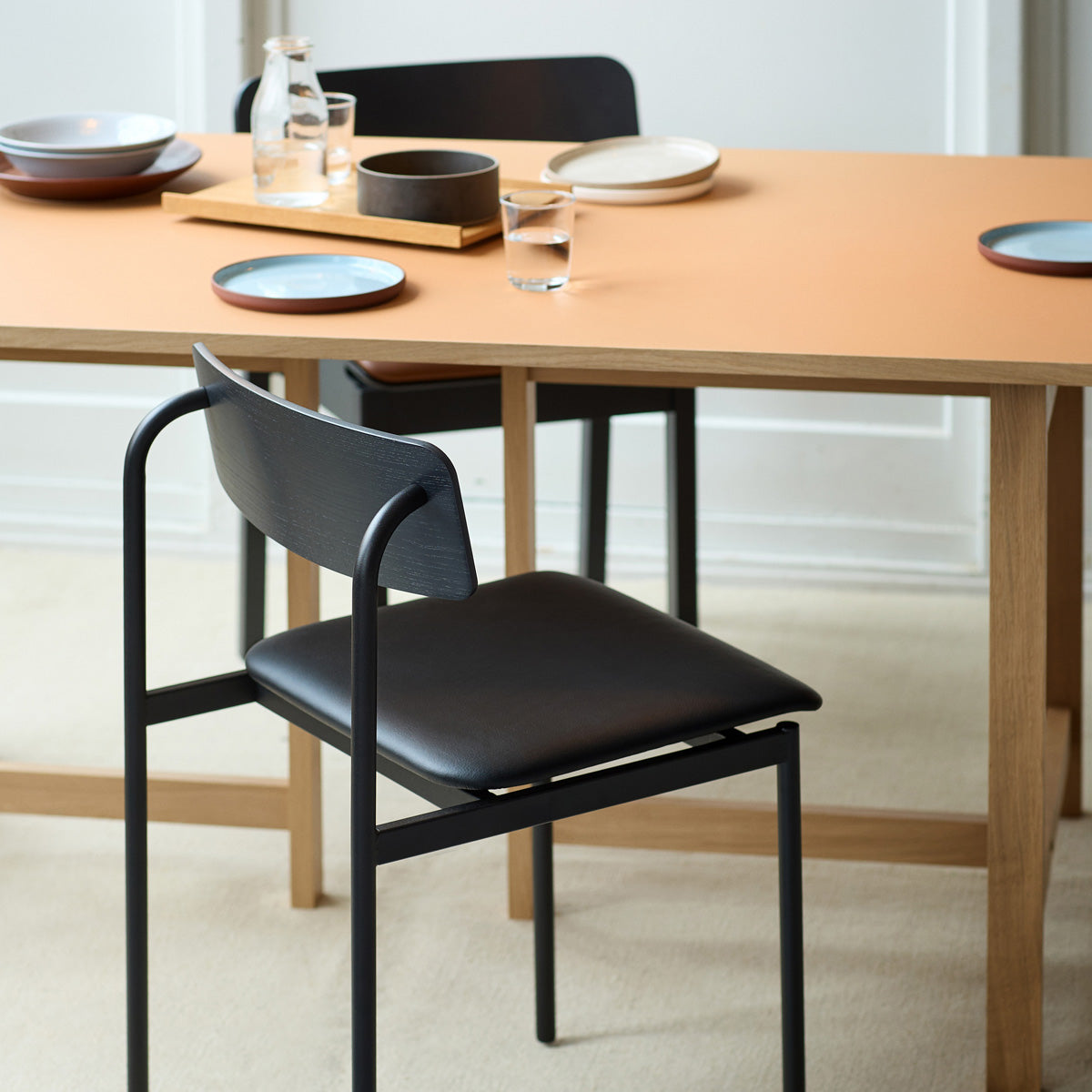 MOEBE Offset Chair Black Black Black Leather