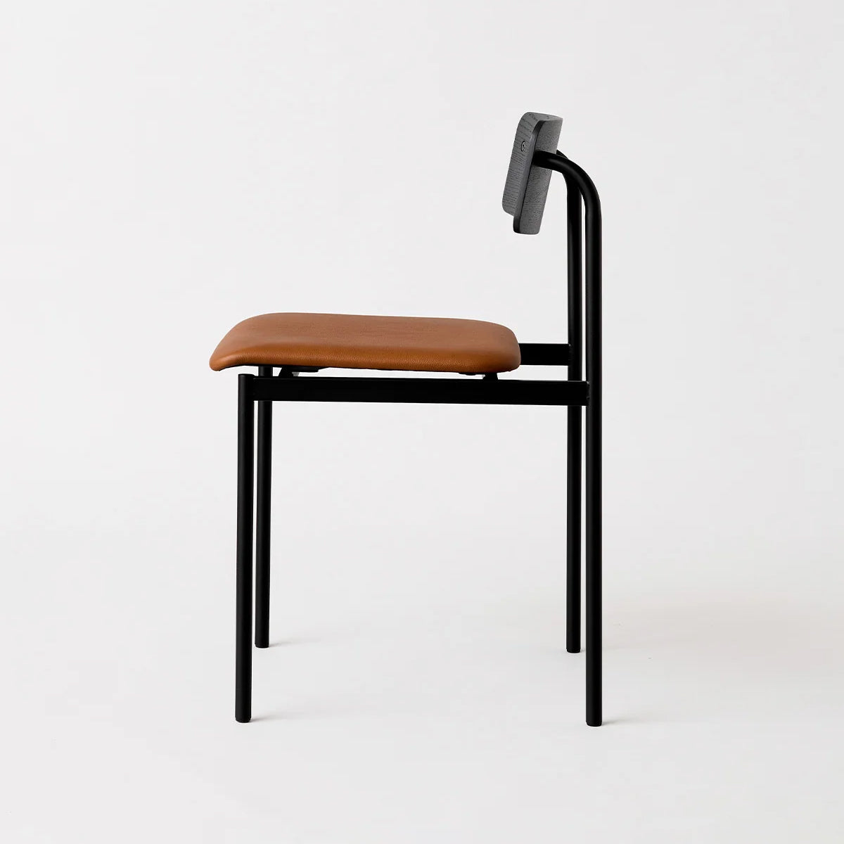 MOEBE Offset Chair Black Black Cognac Leather