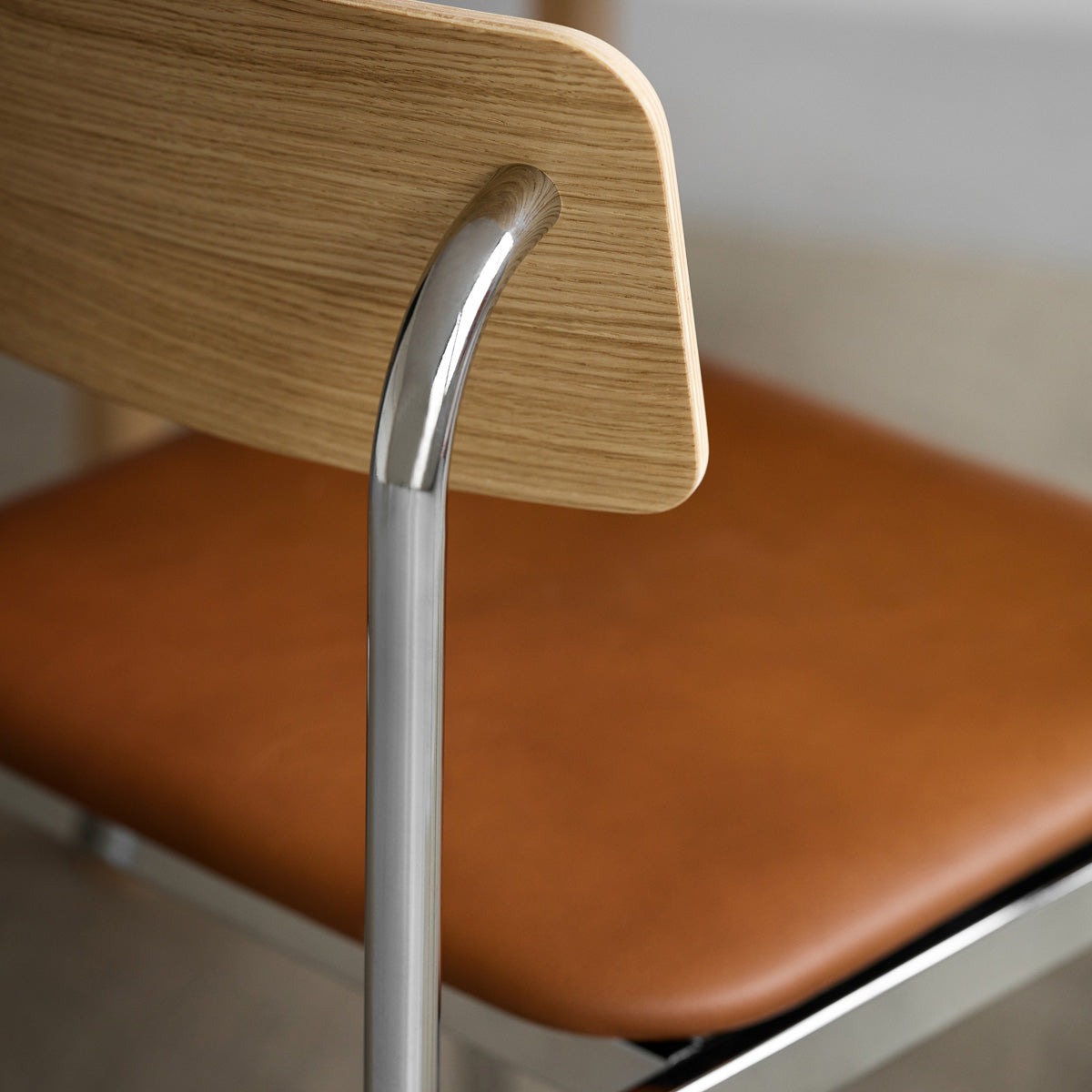 MOEBE Offset Chair Chrome Oiled Oak Cognac Leather