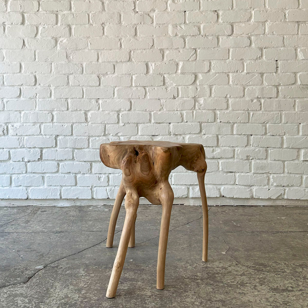 クリーム色の彫刻入りスツール クリーム色の彫刻入りスツール クリーム色の彫刻入りスツール