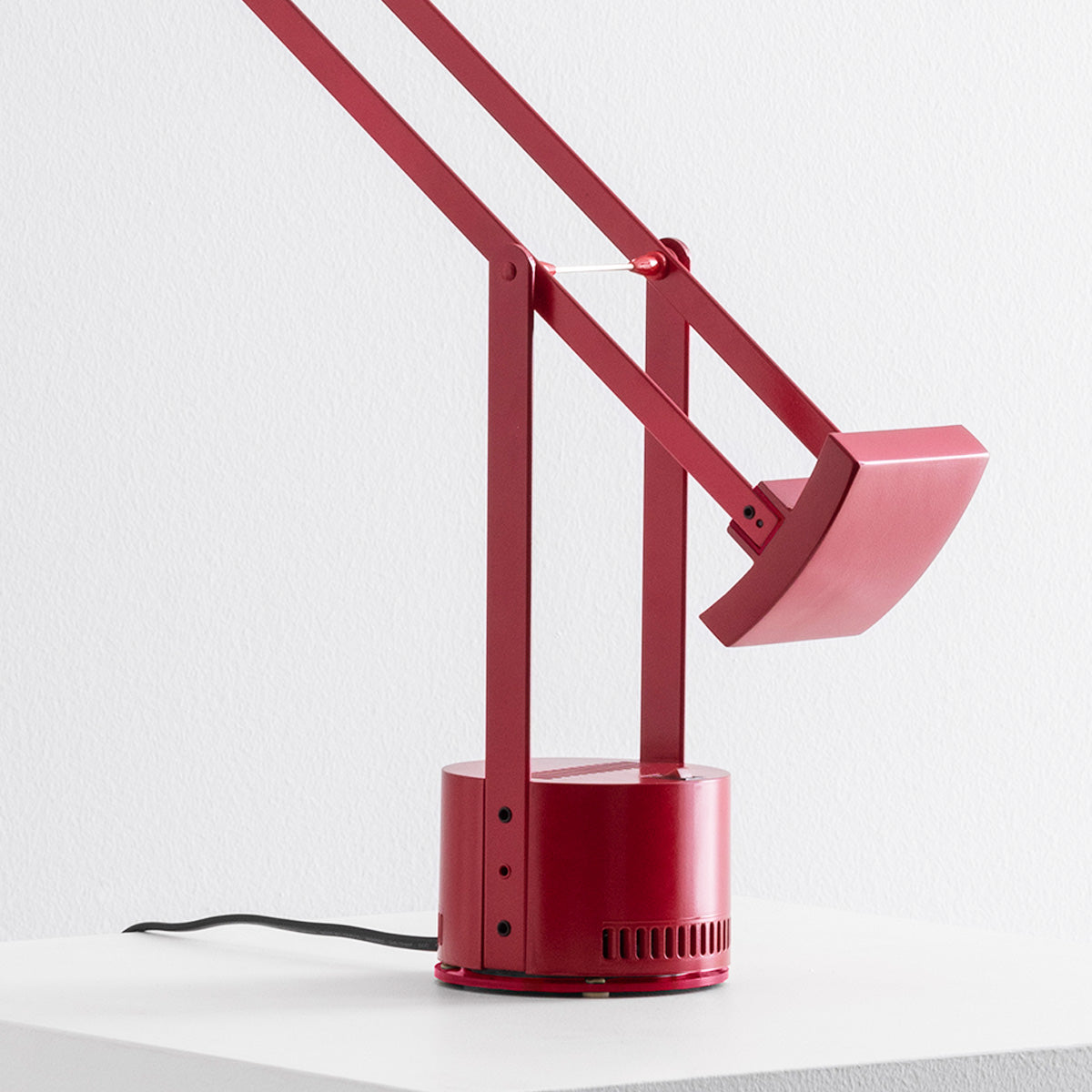 Artemide Tizio LED Red (発売50周年記念限定品）