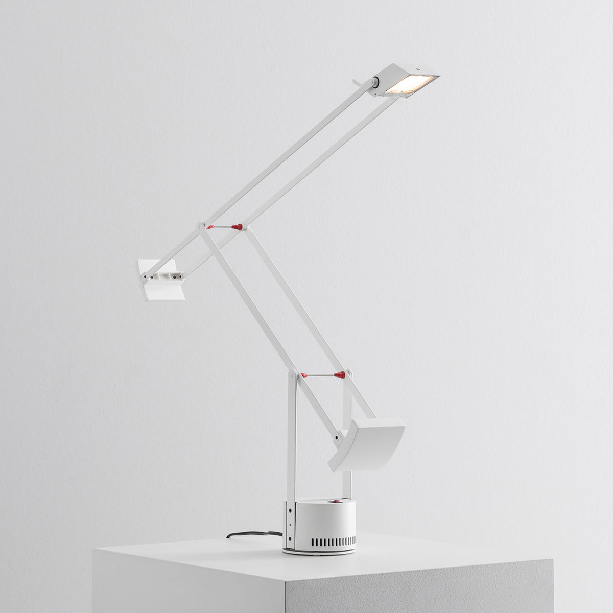 Artemide Tizio LED White (発売50周年記念限定品）アルテミデ – D9 STUDIO